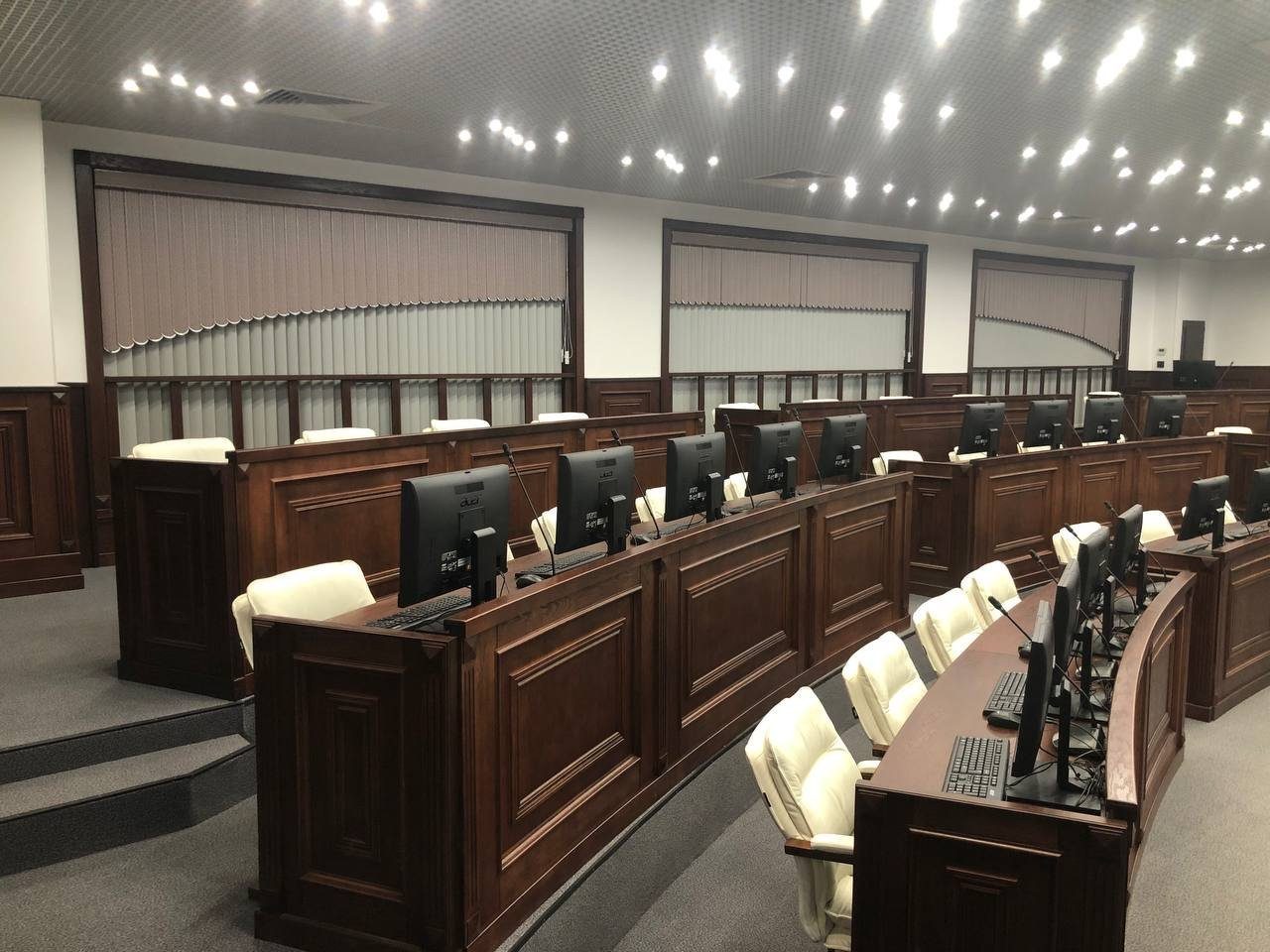 Вертикальные жалюзи с фигурным низом в зале заседаний государственного учреждения