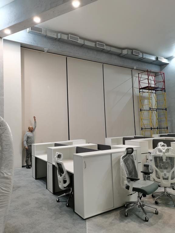 Монтаж крупноформатных рулонных штор в офисе открытой планировки