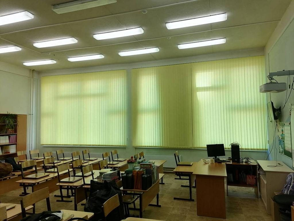 Вертикальные тканевые жалюзи в школьном кабинете на три окна