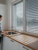 Как выбрать жалюзи для кухни: практичные материалы и конструкции