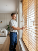 Выбор жалюзи для комнат: гид по спальне, кухне и гостиной