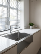 Влагостойкие жалюзи: как выбрать для кухни, ванной и балкона