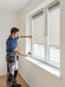 Жалюзи на пластиковые окна: как выбрать, замерить и установить